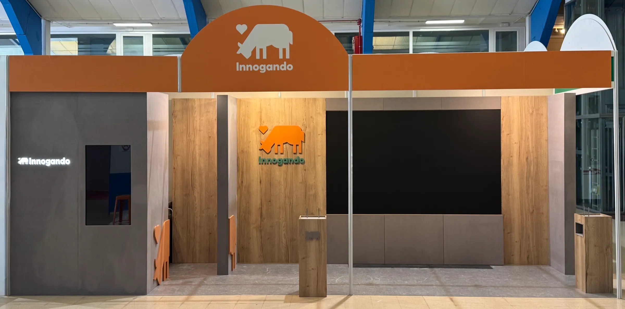 Stand de feria con panelado, rótulos y expositores a medida